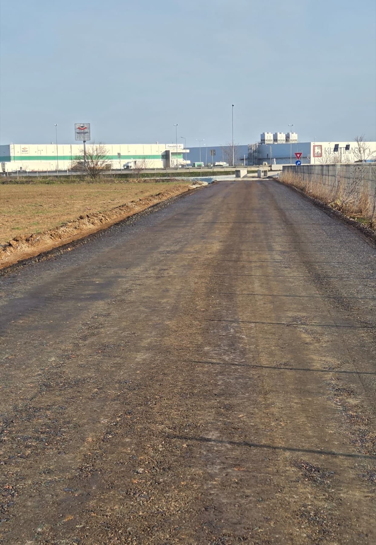 Drum de acces impermeabilizat într-o zonă logistică