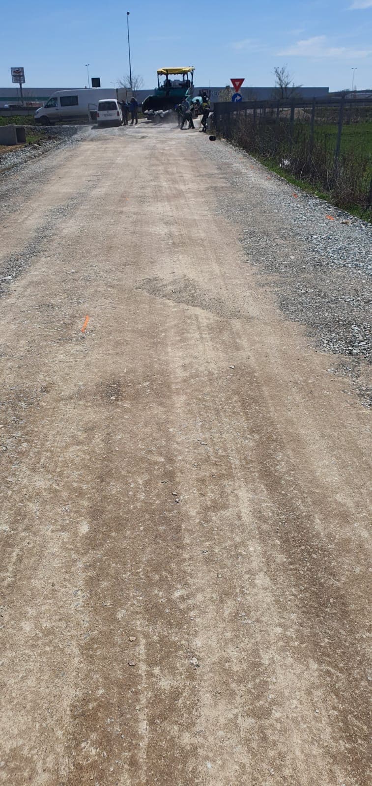 Pregătirea așternerii îmbrăcăminții peste stratul stabilizat