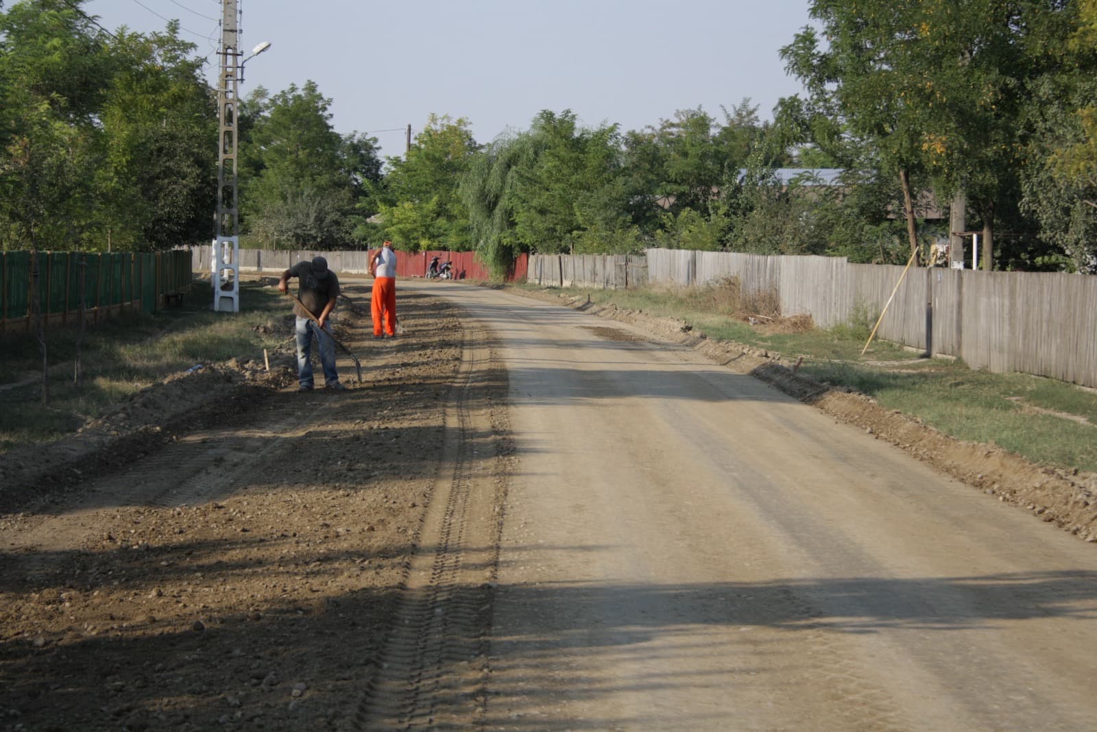 Finisarea acostamentelor după reprofilarea drumului
