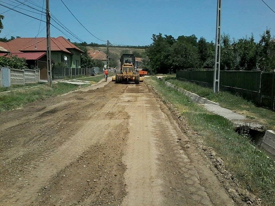 Autogreder și compactor pe un drum comunal în execuție